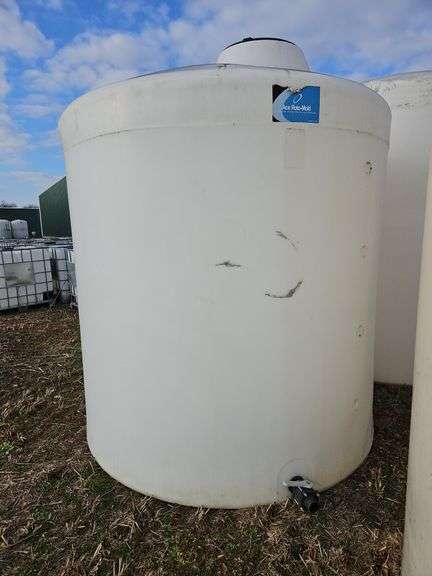 2,000 gal poly tank