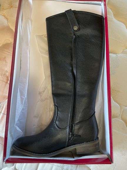 Women’s Size 6 Breckelle Boots NEW