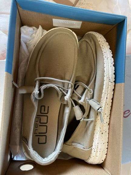 Women’s Size 6 Hey Dudes NEW