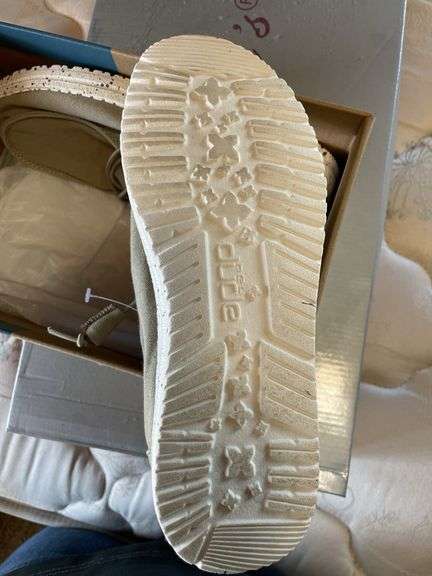Women’s Size 6 Hey Dudes NEW