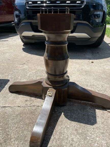 round table with 2 leafs and pedal stool base