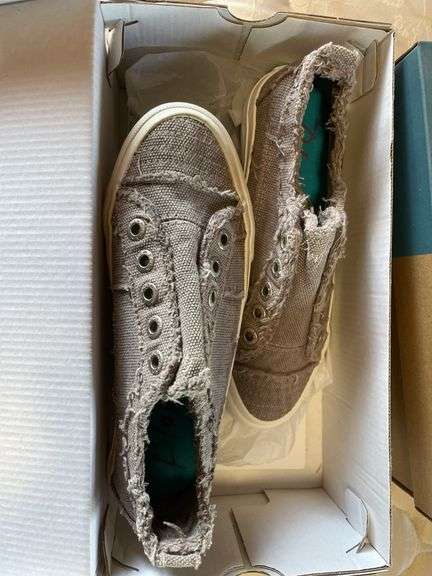Women’s Size 6 Blowfish Shoes NEW
