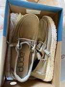 Women’s Size 6 Hey Dudes NEW