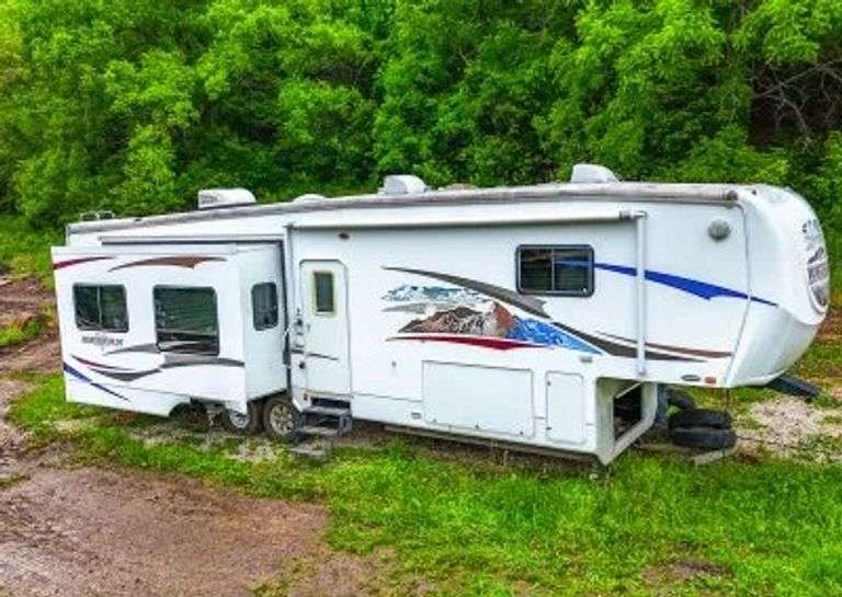 2008 Bighorn 38' triple slide 5th wheel Camper trailer w/ awning, sleeps 4, New Refrigerator (good s