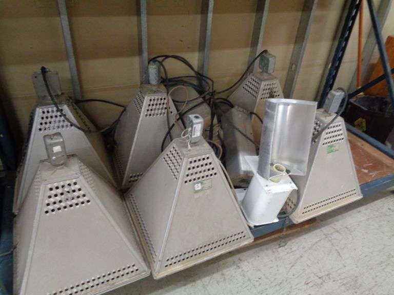 1 LOT-GREENHOUSE LIGHTS