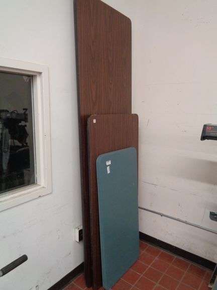 1 LOT-FOLDING TABLES