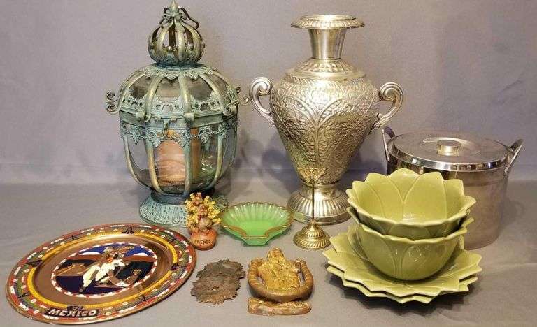 Group of decor items - Matthew Bullock Auctioneers