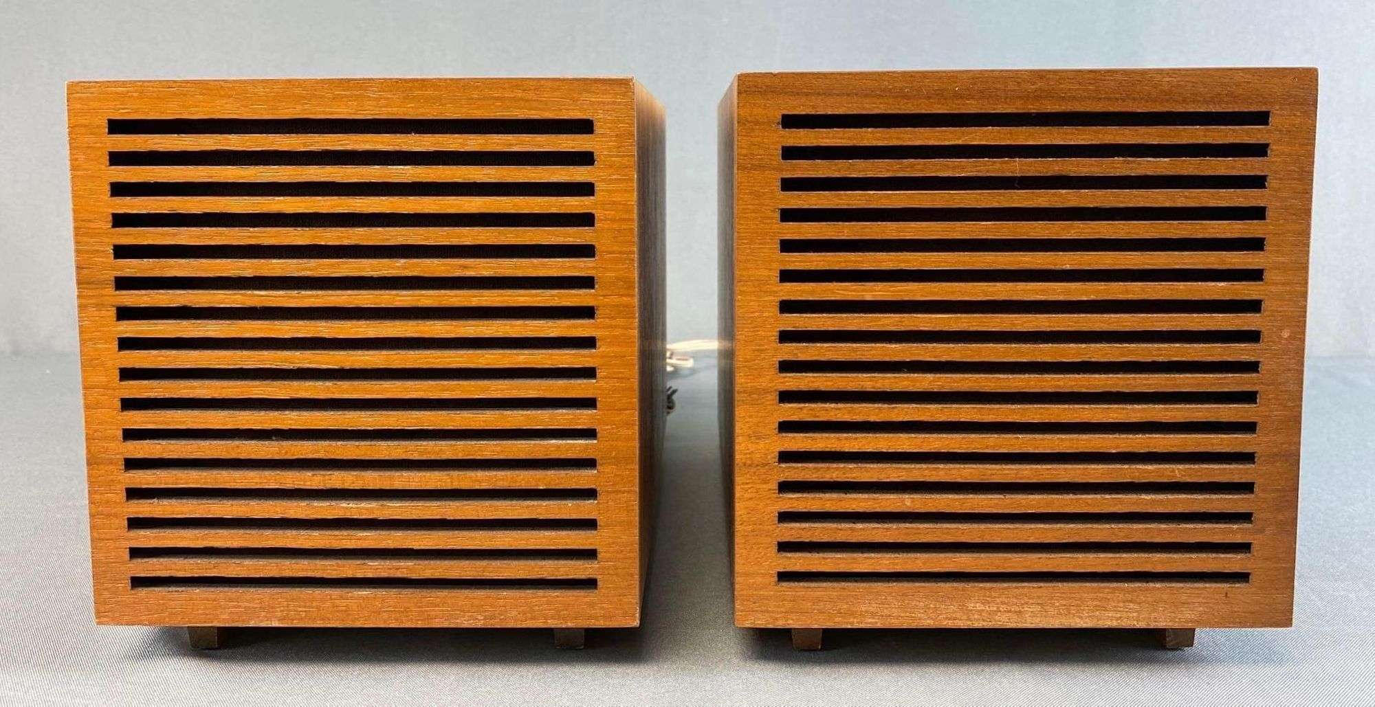 Group of 2 Grundig Lautsprecher-Box 8 Speakers - Matthew