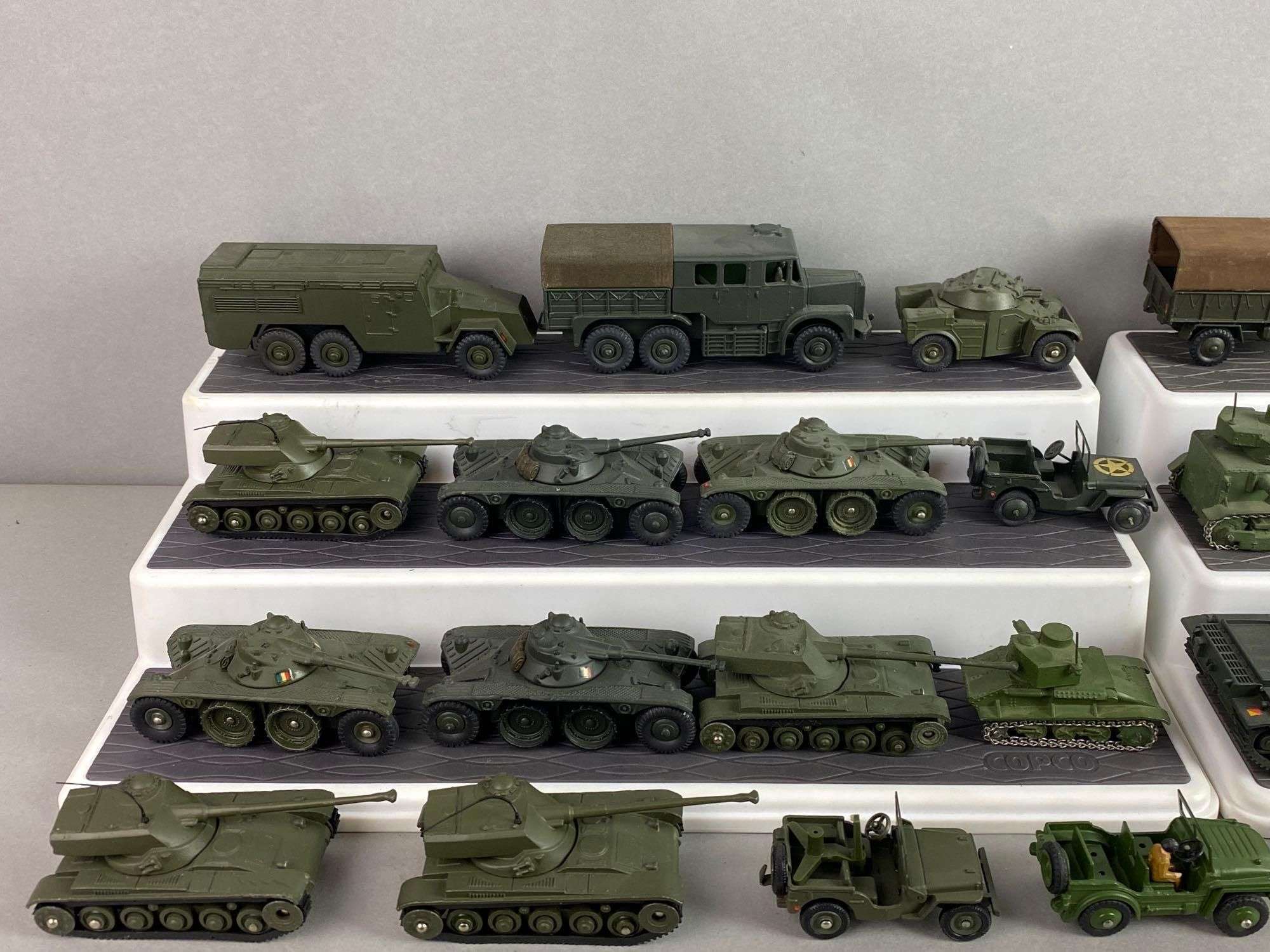 DINKY TOYS : Lot de 7 véhicules modèle collection, comprenant : 1