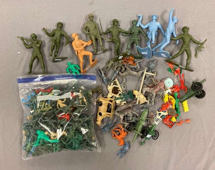 Group of Plastic Army Men Figurines and More - Matthew Bullock Auctioneers