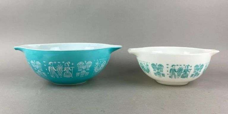Group of 2 Vintage Pyrex Nesting Bowls