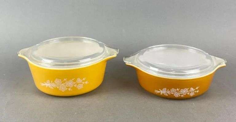 Groupnof 2 Vintage Pyrex Casserole Dishes with Lids