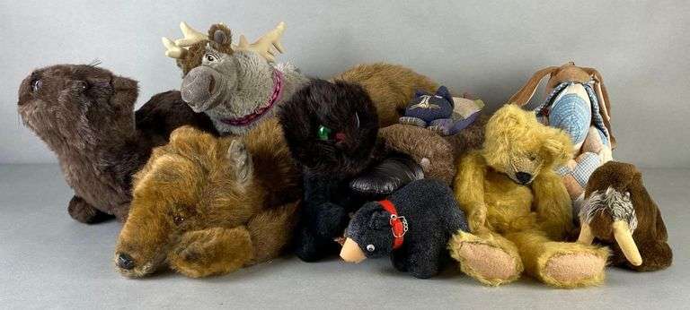 Group of Stuffed Animal Plushies - Matthew Bullock Auctioneers