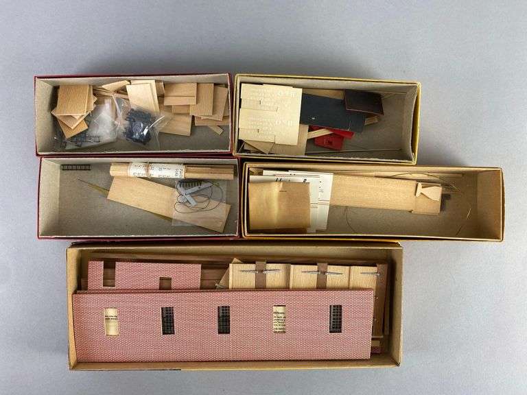 Assembly Model Train Group of HO Scale Model Train Assembly Kits - Matthew Bullock Auctioneers