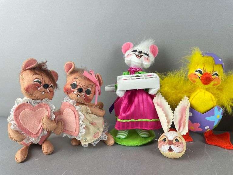 Group of Annalee Mobilitee Easter Dolls and More
