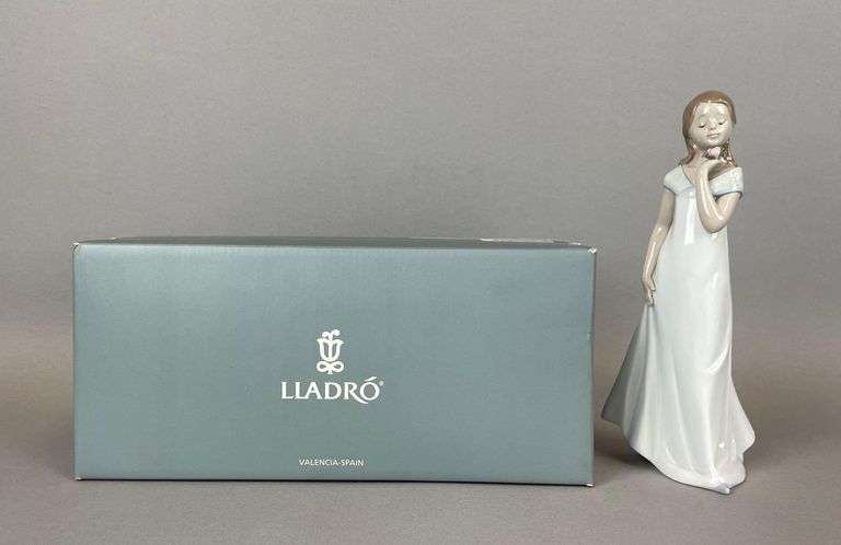 Lladro Porcelain A Special Occasion Figurine