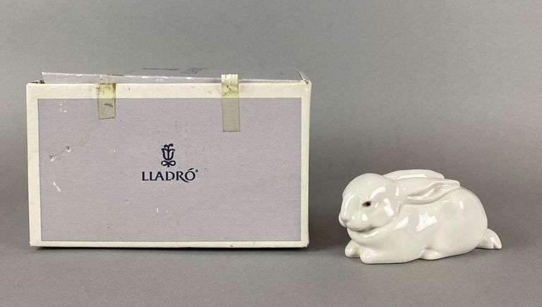Lladro Porcelain Sleeping Bunny Figurine