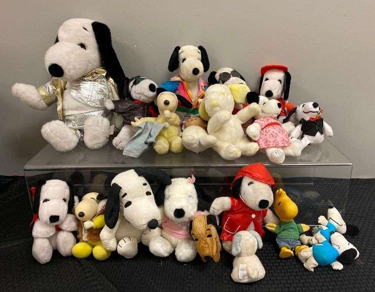 Group of 20 Peanuts Snoopy Plushies - Matthew Bullock Auctioneers