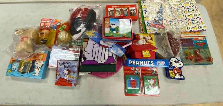 Group of Assorted Peanuts Snoopy Themed Items - Matthew Bullock Auctioneers