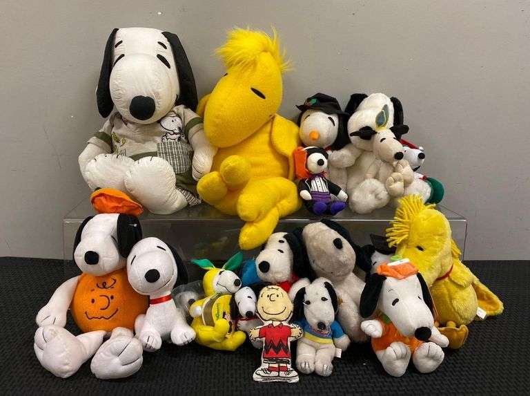 Group of 20 Peanuts Snoopy Plushies - Matthew Bullock Auctioneers