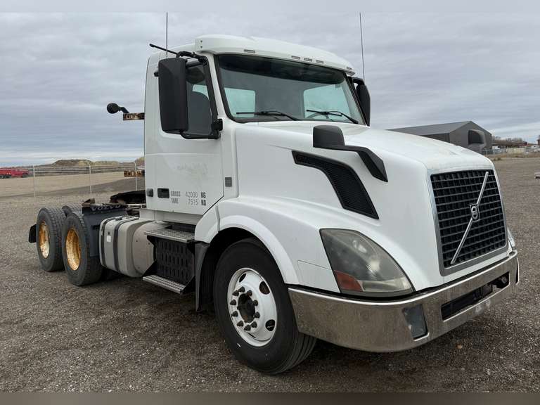 2013 Volvo VNL T/A Day Cab Semi Truck