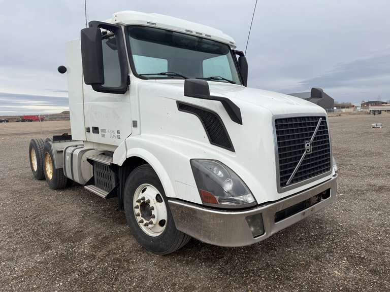 2013 Volvo VNL T/A Day Cab Semi Truck