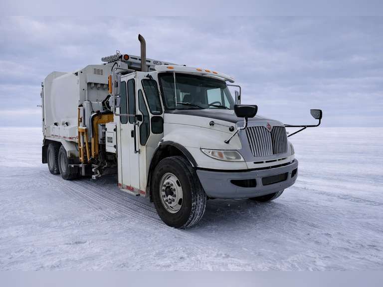 2016 International WorkStar 7400 TA Refuse Truck