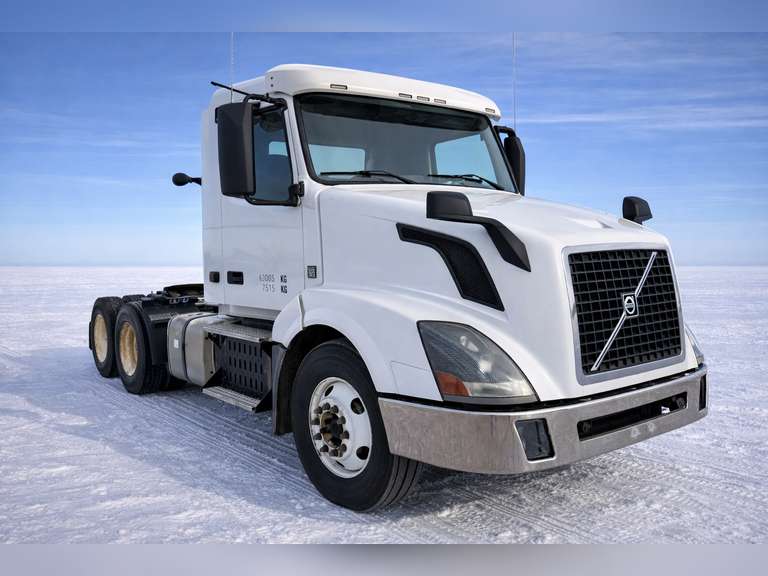 2013 Volvo VNL T/A Day Cab Semi Truck