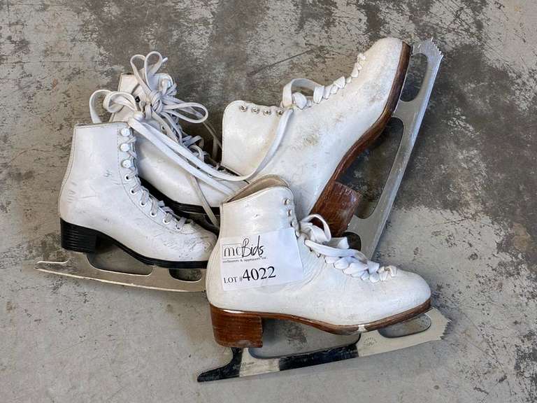 (2) Pairs of Women's Skates