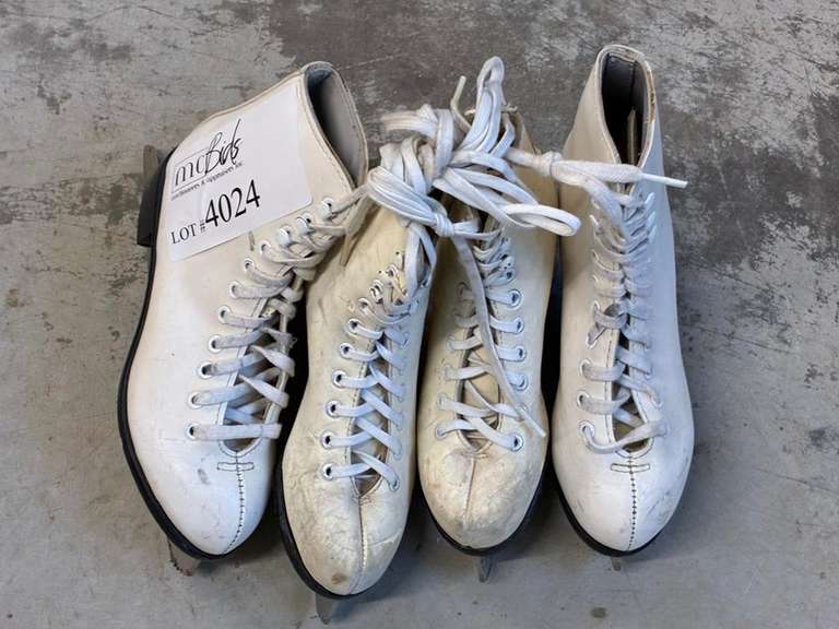 (2) Pairs of Women's Skates