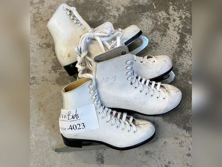 (2) Pairs of Women's Skates