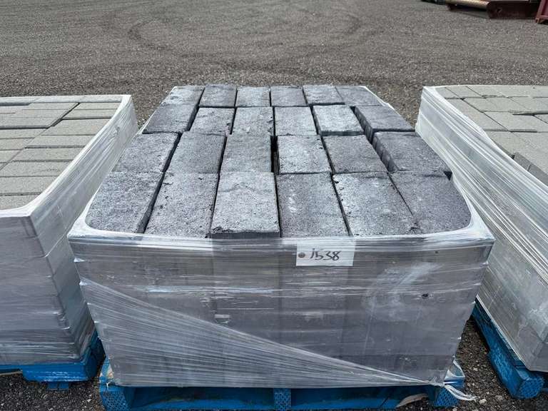 (192) Approx. 11 1/2" x 5 3/4" x 2 1/2" Paving Stones