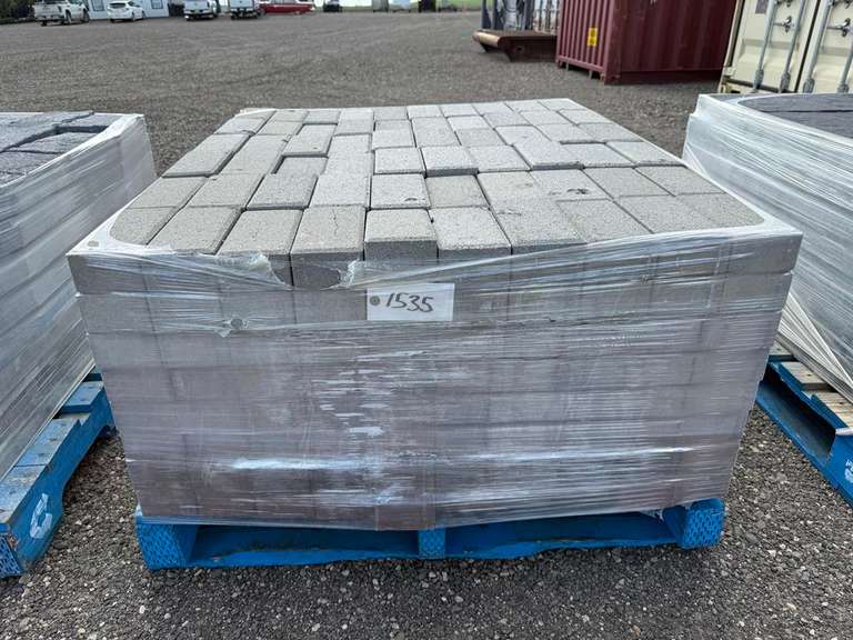 (480) Approx. 4" x 8" x 2 3/4" Paving Stones