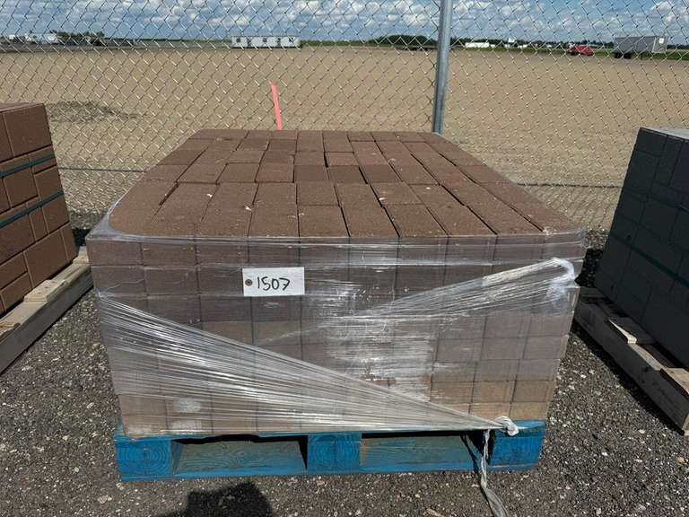 (480) Approx. 4" x 8" x 2 1/2" Paving Stones