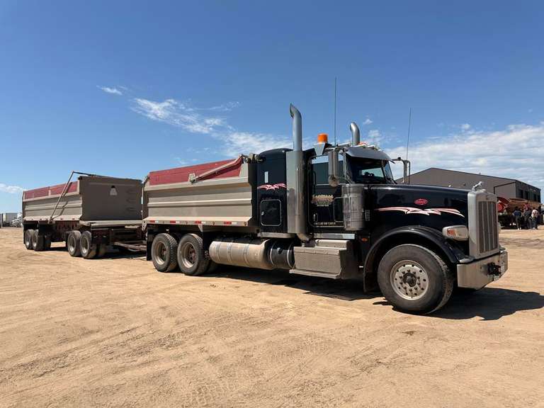 2015 Peterbilt 367 Gravel Truck