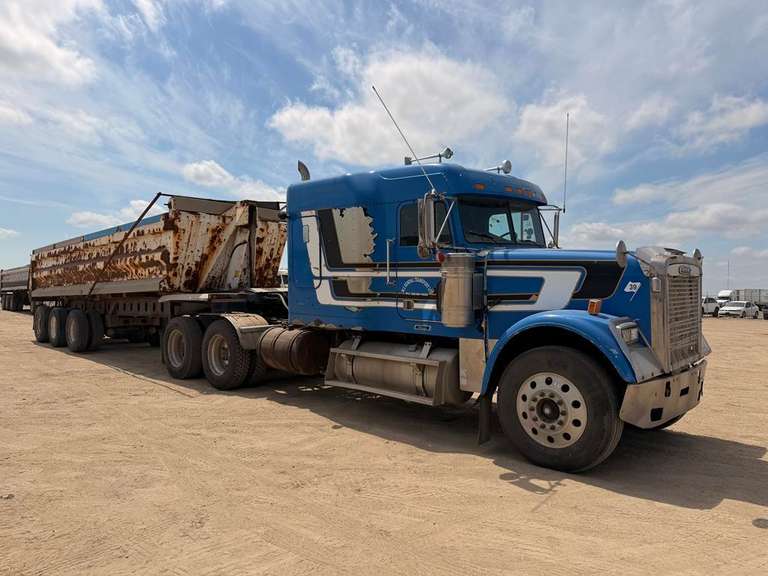 2007 Freightliner Classic 120 Semi Truck