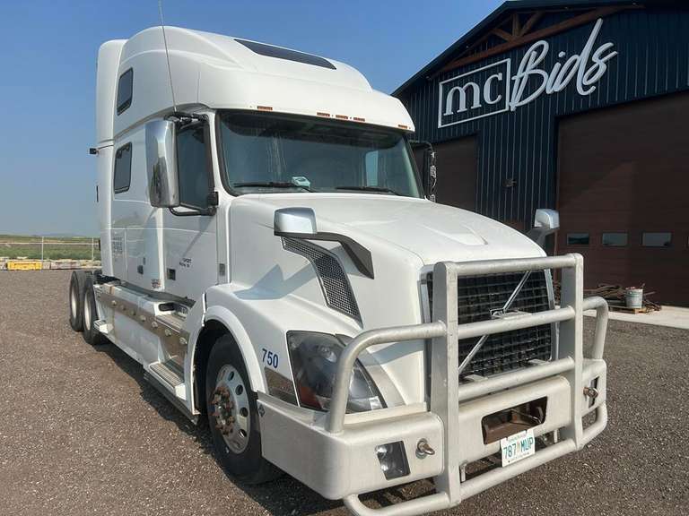 2013 Volvo VNL Semi Truck