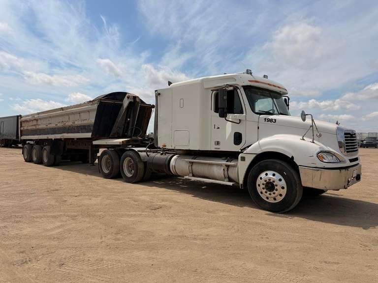 2005 Freightliner Columbia Semi Truck