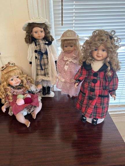 Lot of collectible dolls