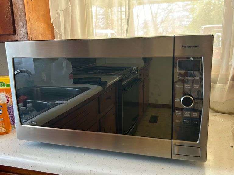 Clean working ! Panasonic microwave McNatt Real Estate
