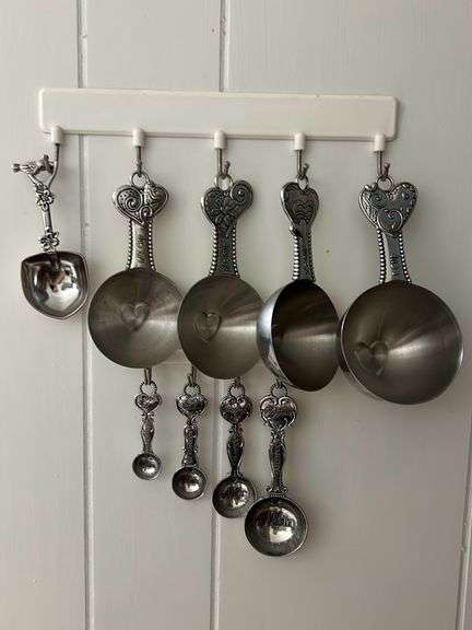 Nice measuring cup set -see photos