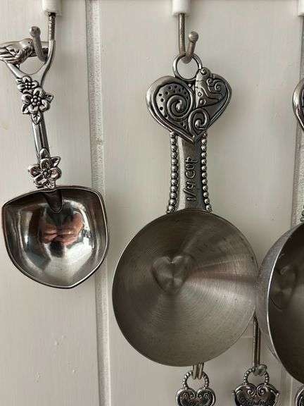Nice measuring cup set -see photos