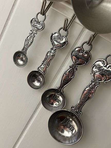 Nice measuring cup set -see photos