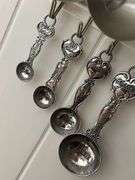 Nice measuring cup set -see photos