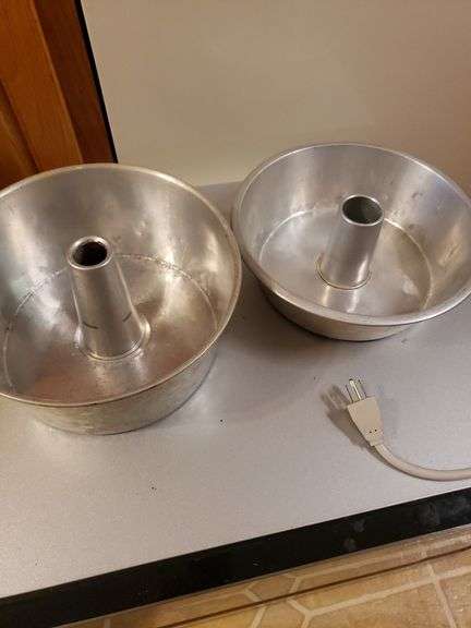 2 bunt pans