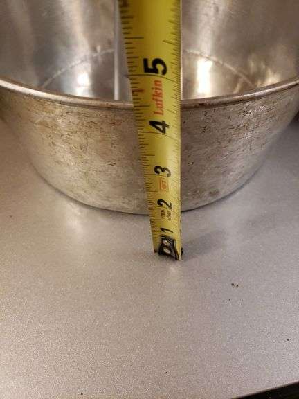 2 bunt pans