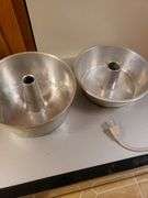 2 bunt pans