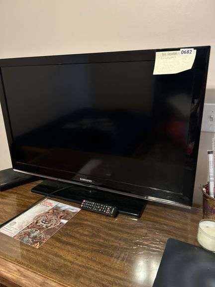 Samsung flat screen TV W/remite