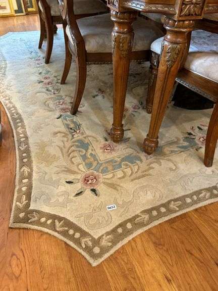 Dining room rug - approx 6’x 9’