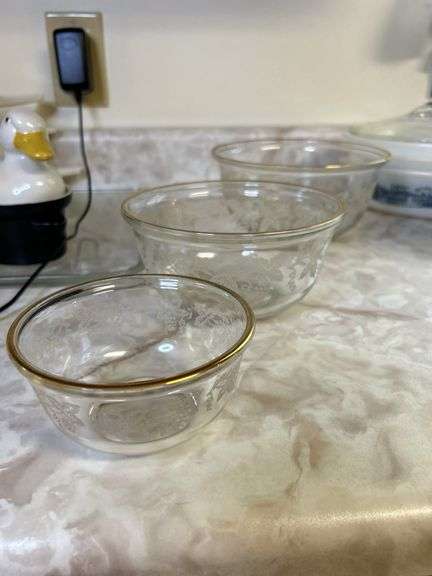 Set of vintage frosted grape w/oak leaf pattern 3pc nesting bowls